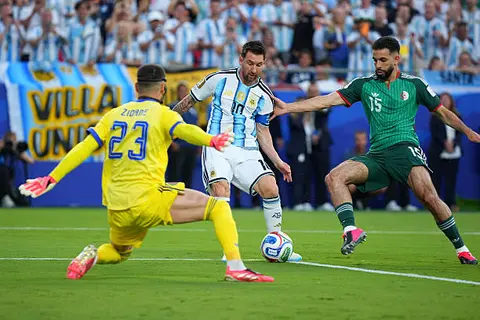 صباحك مونديالي.. ميسي يضيء الأرجنتين.. هالاند المذهل.. وغياب دياز